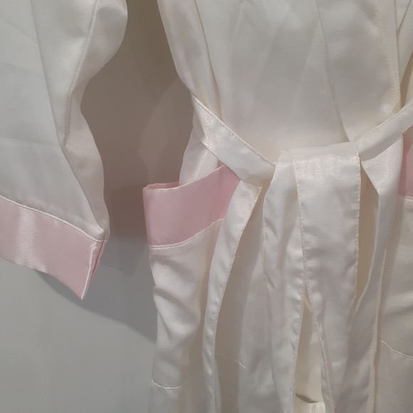 Vintage/Retro Satin Bathrobe With Floral Accent - Picture 6 of 9